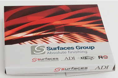 scatola-cartone-logo-gruppo-surfaces